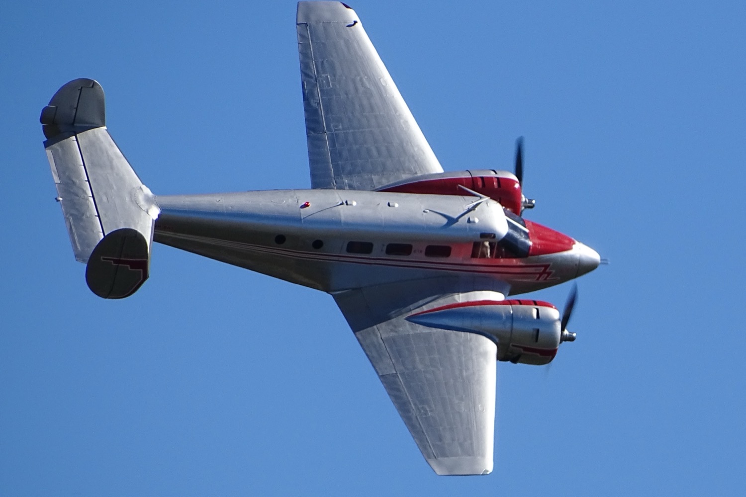 Beechcraft Model 18 Twin Beech en vol, bimoteur américain à double dérive et train classique