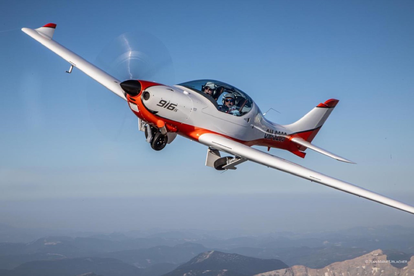 WT9 Dynamic immatriculé OM-S435 en vol, prise de vue air-to-air au-dessus des montagnes, moteur Rotax 916iS - photo Jean-Marie Urlacher