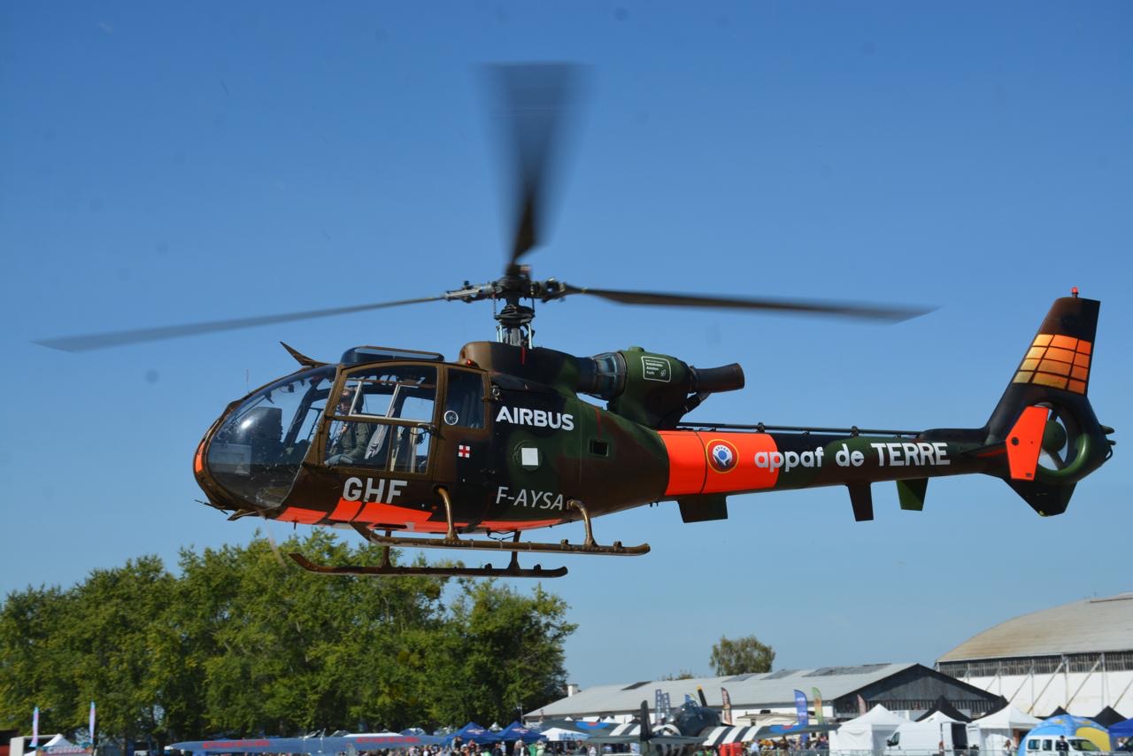 Gazelle SA 341 F-AYSA de l'APPAF en vol, livrée camouflage ALAT et orange, hélicoptère de collection démilitarisé