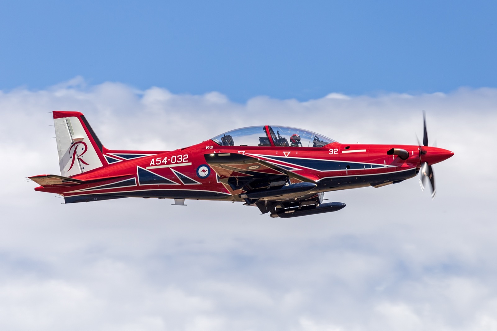Pilatus PC-21 au décollage, avion d'entraînement militaire turbopropulseur