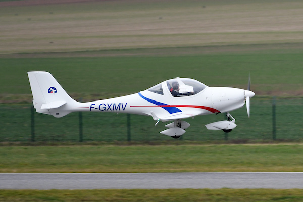 Aquila AT01 F-GXMV du club ATCF au décollage