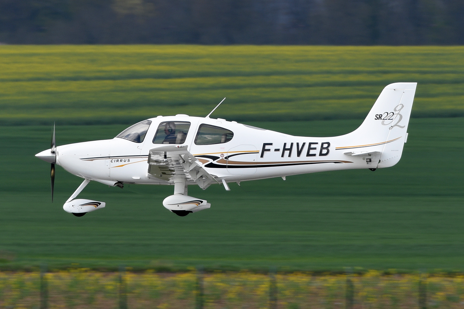 Cirrus SR22 F-HVEB du club ATCF en vol