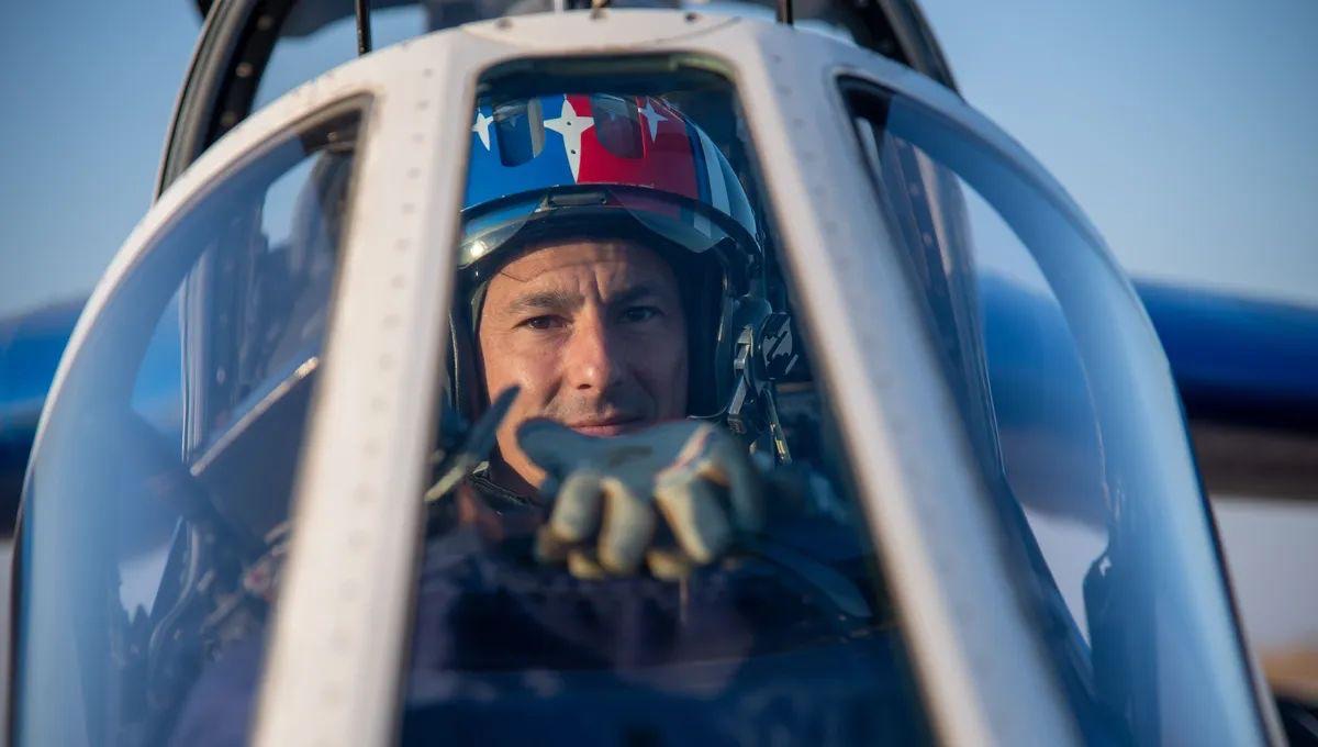 Pilote de la Patrouille de France dans le cockpit de son Alphajet, verrière fermée, casque bleu blanc rouge