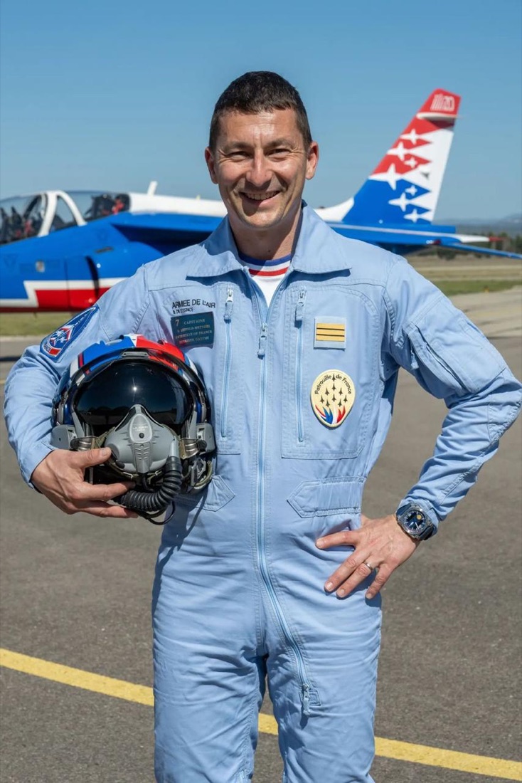 Grégory Léopold-Metzger, ancien pilote de la Patrouille de France, en combinaison de vol devant un Alphajet