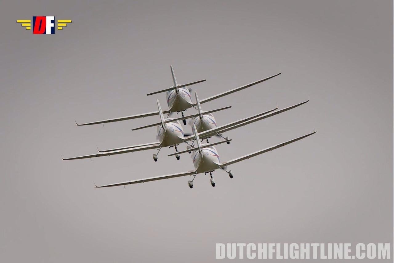 Les quatre avions de la patrouille Touring Charlie en patrouille