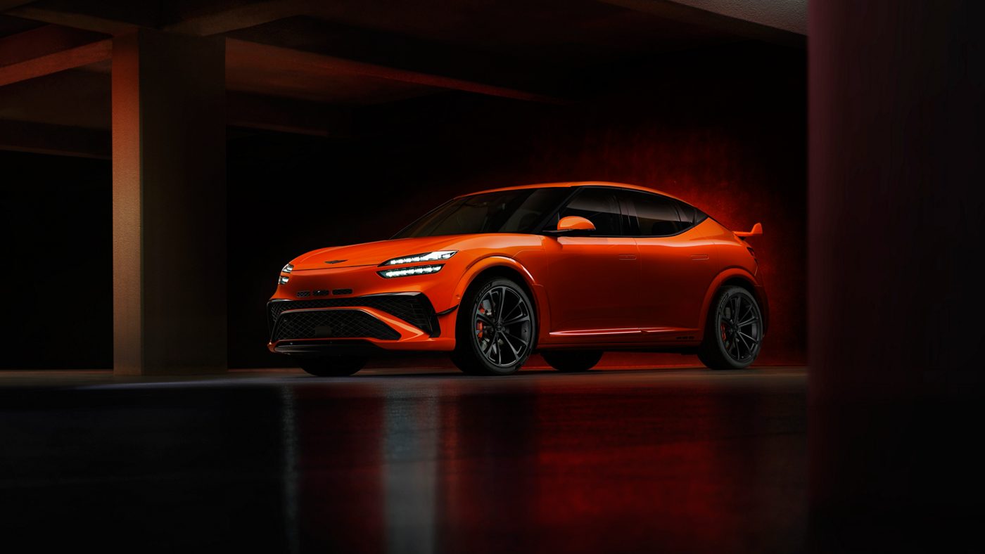 Genesis GV60 Magma orange, version sportive du SUV coupé électrique, vue trois-quarts avant
