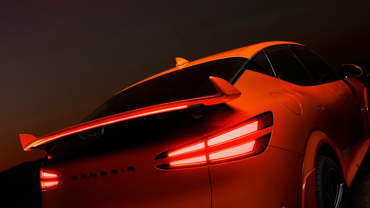 Genesis GV60 Magma orange, vue trois-quarts arrière