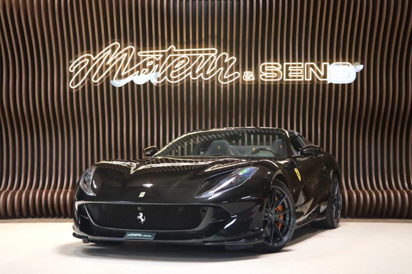 Ferrari 812 GTS dans le showroom Moteur & Sens
