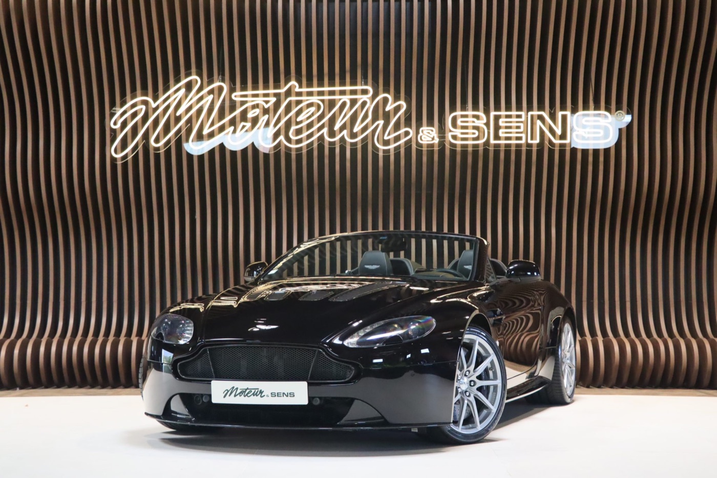 Aston Martin V12 Vantage S Roadster chez Moteur & Sens