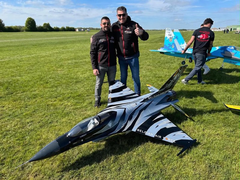 Stéphane Masson et un pilote à côté du F-16 d'aéromodélisme aux couleurs Belgian Air Force