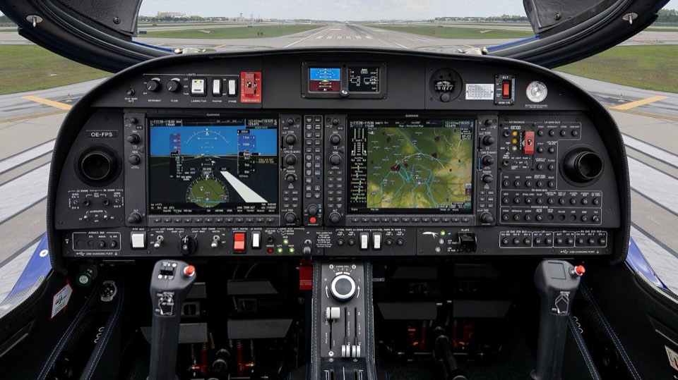 Cockpit du Diamond DA42-VI équipé de l'avionique Garmin G1000 NXi, deux grands écrans et manches en Y