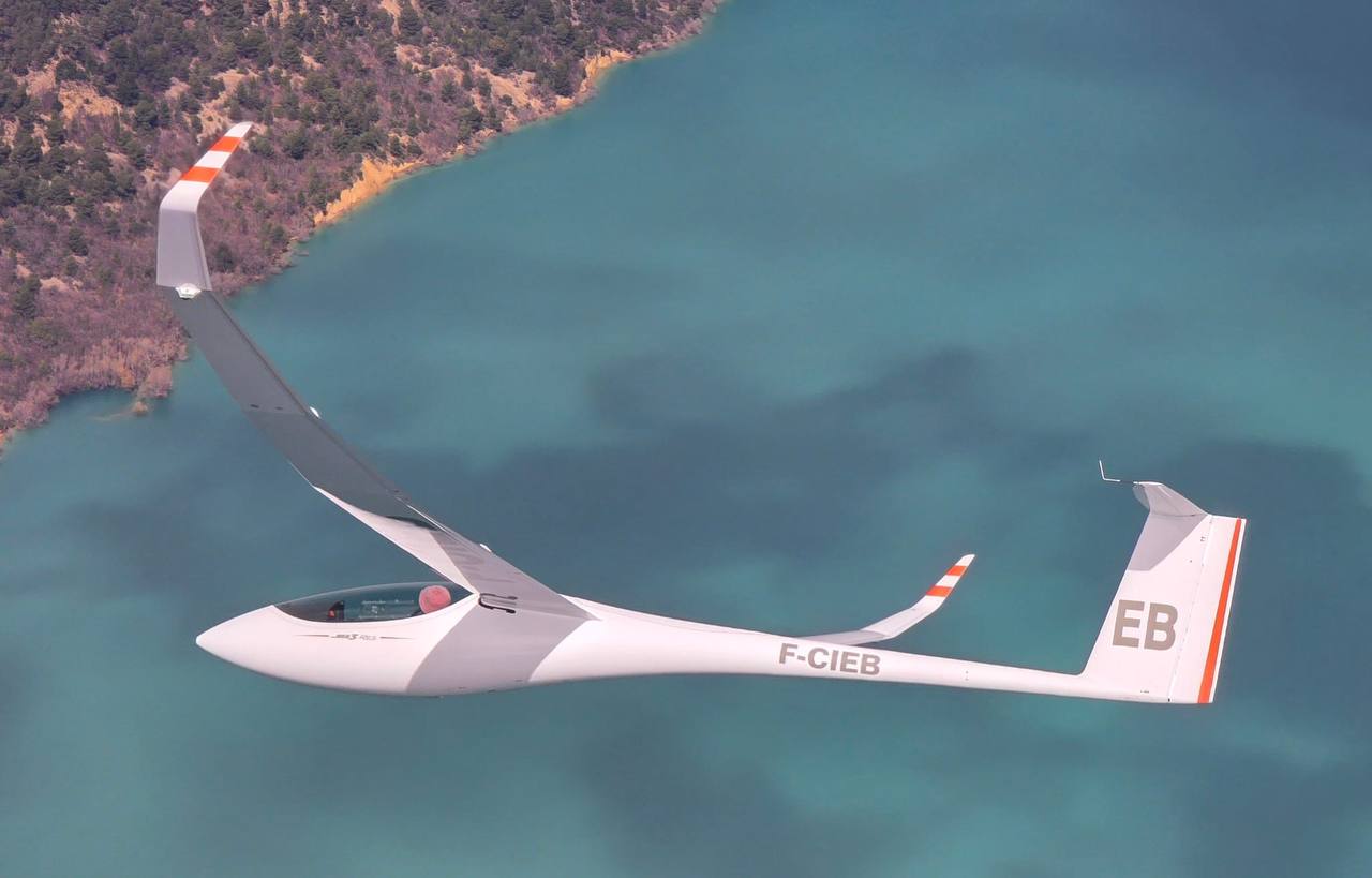 Planeur Pégase F-CIEB de l'AAVO en vol au-dessus d'un lac